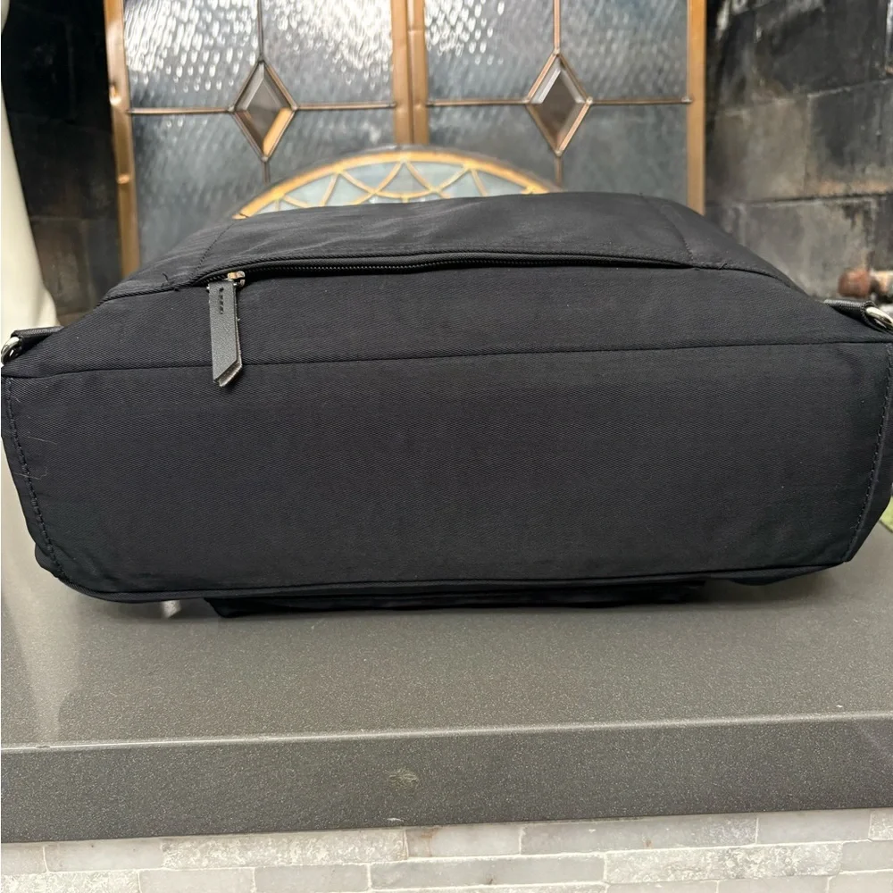 Ozuko bag, used as both a backpack and a messenger or tote bag.